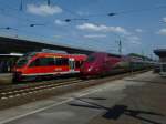 Ein Thalys fährt hier gerade durch den Bahnhof Köln Messe/Deutz.