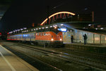 Bocholter Eisenbahn 221 135 mit einem Sonderzug im Bahnhof Köln Messe / Deutz.
Der beleuchtete Bogen im Hintergrund gehört zur Multifunktionshalle  KölnArena .
Aufnahmedatum: 08.11.2008