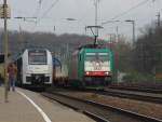 Whrend TransRegio 460 509-3 ihren Halt am Bahnsteig einlegt, kommt 186 224 aus der Gegenrichtung mit Gz.