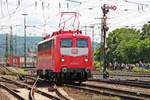 Nachschuss auf die 59 Jahre alte 110 152-6 (115 152-1), welche kurz zuvor neu in Orientrot lackiert wurde, am 18.06.2016 auf der Fahrzeugparade des Sommerfestes vom DB Museum in Koblenz Lützel,