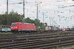 Am Nachmittag des 22.06.2019 fuhr 185 363-9 mit einem langen Containerzug am Rangierbahnhof und DB Museum in Koblenz Lützel vorbei in Richtung Hauptbahnhof.