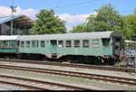 Blick auf einen Umbau-Wagen der Gattung  BDyg 533  (50 80 82-12 255-9), der im Bahnhof Konstanz dauerhaft abgestellt ist.