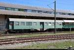 Blick auf einen Umbau-Wagen der Gattung  BDyg 533  (50 80 82-12 865-?), der im Bahnhof Konstanz dauerhaft abgestellt ist.
Hier steht ein Mast leider im Weg. Die Aufnahme war kaum anders möglich.
[12.7.2018 | 15:31 Uhr]