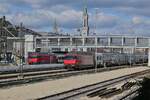 Im Hintergrund beginnt Re 460 084 mit den Wagen des IR 75 / 2122 die Fahrt nach Luzern und im Vordergrund ist Re 460 060-7 'Val-de-Travers' im Bahnhof von Konstanz abgestellt (26.02.2021)