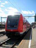 Bei strahlendem Sonnenschein ist soeben die SWB aus Karlsruhe in Konstanz eingefahren.