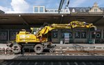 Vllig ausgestreckt - Der von SPITZKE eingesetzte Zweiwegebagger ATLAS 1604KZW hat den Arm vollstndig ausgefahren, um zwei einzelne Schienen zu der Stelle zu transportieren, an der die Weiche ausgebaut wurde (Bahnhof Konstanz, 06.08.2016).