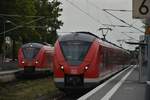 S-Bahntreffen in Korschenbroich am 29.9.2017, die Bahn im Vordergrund fährt gen Wuppertal und die andere S8 ist bald in Mönchengladbach.