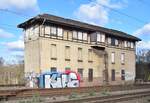 Blick auf das Wärterstellwerk Lo in Krefeld Linn. Es wurde 1918 mit der Bauart Jüdel in Betrieb genommen und 2001 durch ein ESTW ersetzt. Die Größe lässt auf die einstige Bedeutung des Stellwerks deuten.

Krefeld Linn 26.02.2023