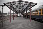 Krefeld Nordbahnhof am 23.02.2011. Rechts sieht man den  Blauen Waggon , der fr Feiern und Feste gemietet werden kann.