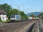 Kreiensen: Am 26.06.2010 fhrt 185 679(Railpool) mit einem Containerzug aus nagelneuen Containerwagen gen Sden.