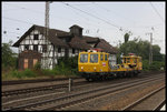 Dieses Baufahrzeug der Bahnbau Gruppe kam am 6.9.2016 um 11.10 Uhr aus Richtung Hannover in Richtung Bebra fahrend durch den Bahnhof Kreiensen. Dem Aufbau nach scheint mir dieses Fahrzeug auf der ehemaligen Plattform des DB Cargo Sprinter entstanden zu sein.