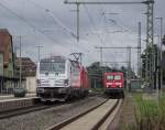 Whrend auf Gleis 4 die 143 200-4 mit einer RB aus Hochstadt-Marktzeuln pausiert berfhrt 182 017-4 am 7.