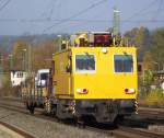 Ein Autotransportzug der anderen Art ;-) Ein Oberleitungsmontagefahrzeug zieht am 29. Oktober 2011 einen Flachwagen mit zwei DB Dienstwagen als Ladung durch Kronach.