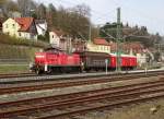 294 717-4 steht am 11. April 2015 mit einem Hilfszug von Steinbach am Wald nach Nürnberg im Bahnhof Kronach.