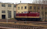 112 364 von Lok Ost rangierte am 02.03.19 im Bahnhof Köthen um ihren Personenwagen herum.