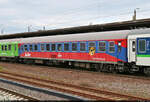 Gesellschaftswagen mit der Bezeichnung  WGmz <sup>038.8</sup>  (56 80 89-90 672-7 D-GfF), eingereiht in einem Pilgersonderzug von Magdeburg Hbf nach Rosenheim und gesehen im Bahnhof Köthen vom Bahnsteig 2/3.

🧰 Gesellschaft für Fahrzeugtechnik mbH (GfF)
🕓 7.5.2023 | 16:23 Uhr