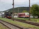 DR 50 3708-0 mit Sonderzug von Freyburg (Unstrut) nach Halberstadt und DB 928 599-0 als RB von Nebra nach Naumburg (Saale) Hbf im Bahnhof Laucha (Unstrut); 08.09.2007 
