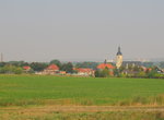 Blick auf das Lauchaer Bahnhofgelände mit dem ehemaligen Empfangsgebäude und dem Zugang zum Bahnsteig.