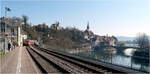 Bahnsteig mit Aussicht - 

Vom Bahnsteig des Bahnhofes Laufenburg (Baden) hat man einen schönen Blick auf die Altstadt, hier der deutsche Teil und den Rhein daneben.

Mit diesem Bild, das ich kürzlich schon gezeigt habe, möchte ich mal die größere Bilddarstellung ausprobieren. Ich hoffe die Qualität reicht aus. 

24.03.2022 (M)