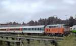 218 324 vom Bw Lbeck schiebt einen EC Richtung Hamburg.
Aufnahme Lbeck Hbf 1996