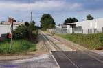 Aufgenommen am 25.8.2015: Hafenbahn in Richtung Lübeck-Schluthup am Bahnübergang Heiweg in Lübeck-Brandenbaum.