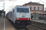 Die ITL lok 285 108 fhrt mit ihrem Autozug aus dem Hinterland nach dem Umsetzen in Leer zum Autohafen Emden.