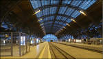 Kein Zug lenkt ab -    Ein Blick in die große Bahnsteighalle des Leipziger Hauptbahnhofes.