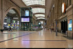 Leipzig Hbf: Impressionen eines Bahnknotens  Blick auf den sonst so belebten Querbahnsteig.