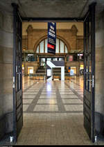 Leipzig Hbf: Impressionen eines Bahnknotens  Blick vom Eingang am Willy-Brandt-Platz in die Westhalle.