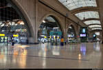 Leipzig Hbf: Impressionen eines Bahnknotens  Blick in Richtung der großen Bögen, unter denen man vom Querbahnsteig auf die Bahnsteiggleise gelangt.