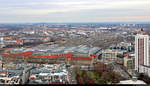 Blick von der Aussichtsplattform des City-Hochhauses Leipzig auf den Leipziger Hauptbahnhof, Europas flachengrößter Kopfbahnhof.