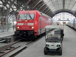 DB 101 017-2 stand am 24.09.2022 mit IC-Wagen am Bahnsteig 11 in Leipzig Hbf.