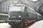 1975 befindet sicht die E18 noch in einem sehr guten Zustand.
Abfahrbereit vor einem Schnellzug nach Magdeburg, vor der Halle
des Leipziger Hbf. 