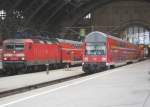 Rechts die RB 26425 nach Weienfels und links die 143 212 mit der S1 nach Miltizer Allee.