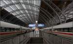 symmetrisch/asymmetrisch -     zwei ICE-T im Hauptbahnhof Leipzig.