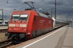 Hier 101 112-1 mit einem IC-Leerpark, bei der Einfahrt am 11.7.2013 in Leipzig Hbf.