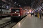 143 020-6 steht am 14.12.2013 mit der RB nach Annaburg über Dessau in Leipzig Hbf bereit um in wenigen Sekunden abzufahren .