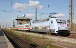 101 016-4 schiebend am IC bei der Ausfahrt aus dm Hauptbahnhof Leipzig.