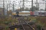 Ein  Teleschnappschuß  auf das östliche Gleisvorfeld des Leipziger Hbf. zeigt  interessante Fahrzeuge.So die 120 502 hinter einem Meßwagen (?) und dem VT 002.
13.10.2014  10:26 Uhr.