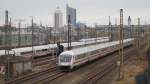 Mit der Leipziger Stadtkulisse im Hintergrund (Messe Hoch Haus, Panorama Tower & Leipzig Hbf) IC 2186 nach Berlin Hbf (tief), Steuerwagen (D-DB 61 80 80-91 150-5 Bpmmbdzf) Vorraus durchfährt