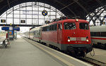 115 350 brachte am Morgen des 21.06.16 den PbZ 2486 von München nach Leipzig. Hier wartet der Zug in der Leipziger Bahnhofshalle auf die Rangierlok um ins Gleisvorfeld gezogen zu werden.