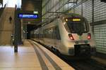 Nachschuss auf 1442 113 (Bombardier Talent 2) der S-Bahn Mitteldeutschland als S 37335 (S3) von Halle-Trotha nach Neukieritzsch, die den Hp Leipzig Wilhelm-Leuschner-Platz auf Gleis 1 verlässt. Bild durchlief die Selbstfreischaltung. [31.10.2017 | 13:30 Uhr]