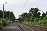 Blick über den alten Bahnsteig sowie den ehemaligen Bansteig auf Gleis 2 in Markkleeberg West.