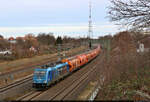 186 945-2  Attracktive forces  zieht Getreidewagen der Wascosa AG mit der Bezeichnung  Tagnpps  durch Leipzig-Connewitz Richtung Böhlen(Leipzig).
Fotografiert von einer Fußgängerbrücke.

🧰 LTE Logistik- und Transport-GmbH (LTE)
🕓 30.12.2023 | 11:00 Uhr