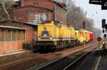 203 310 sowie eine weitere BR 203 berfhren am 04.04.09 eine Gleisstopfmaschine sowie einen Hilfszuggertewagen, fotografiert bei der Durchfahrt durch Leipzig-Leutzsch.