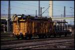 Oberleitungsmontagewagen der DR, Bezeichnung FMW 80, am 1.5.1990 im Bahnhof  Leipzig Engelsdorf.