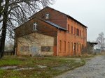 31.03.2016 - ehemaliger Bahnhof Leipzig-Großzschocher, das EG (Straßenseite) wurde sicherlich irgendwann eines zweiten Flügels beraubt.