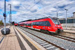 442 275 fährt als RE 4841, auf der Fahrt von Sonneberg (Thür) Hbf nach Nürnberg Hbf, aus dem Bahnhof Lichtenfels aus.