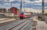 Nachschuss von 442 275 bei der Ausfahrt aus dem Bahnhof Lichtenfels.