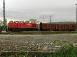 Genau zwischen zwei Masten passte 294 898-2 mit ihrem Roos 639 auf der Rangierfahrt in Lichtenfels am 07.05.10